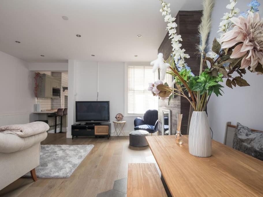 Lovely 2-Bed In Windsor Free Parking, 1 Mile From Legoland Exterior foto